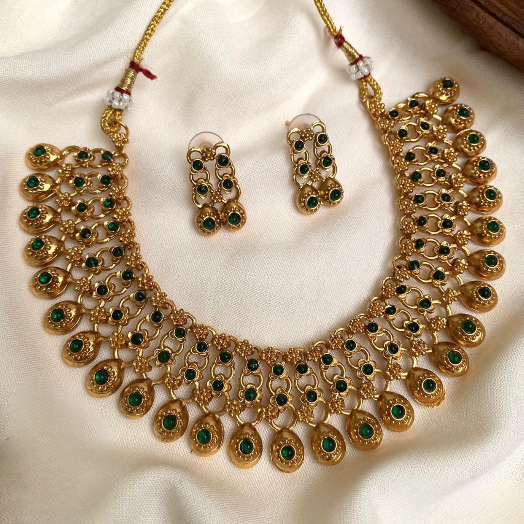 Tanvi Antique Matte Gold Emerald Teardrop Choker Set
